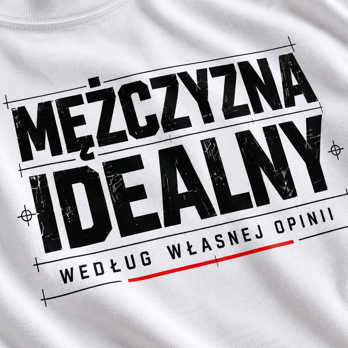 Zbliżenie nadruku Mężczyzna Idealny według własnej opinii na białej koszulce męskiej