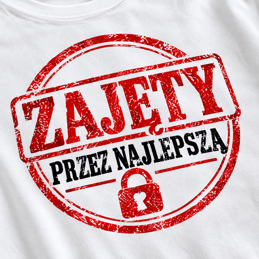 Zbliżenie nadruku Zajęty przez najlepszą na białej koszulce męskiej