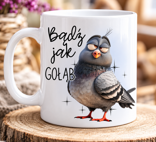 Zbliżenie nadruku Bądź jak gołąb na białym kubku