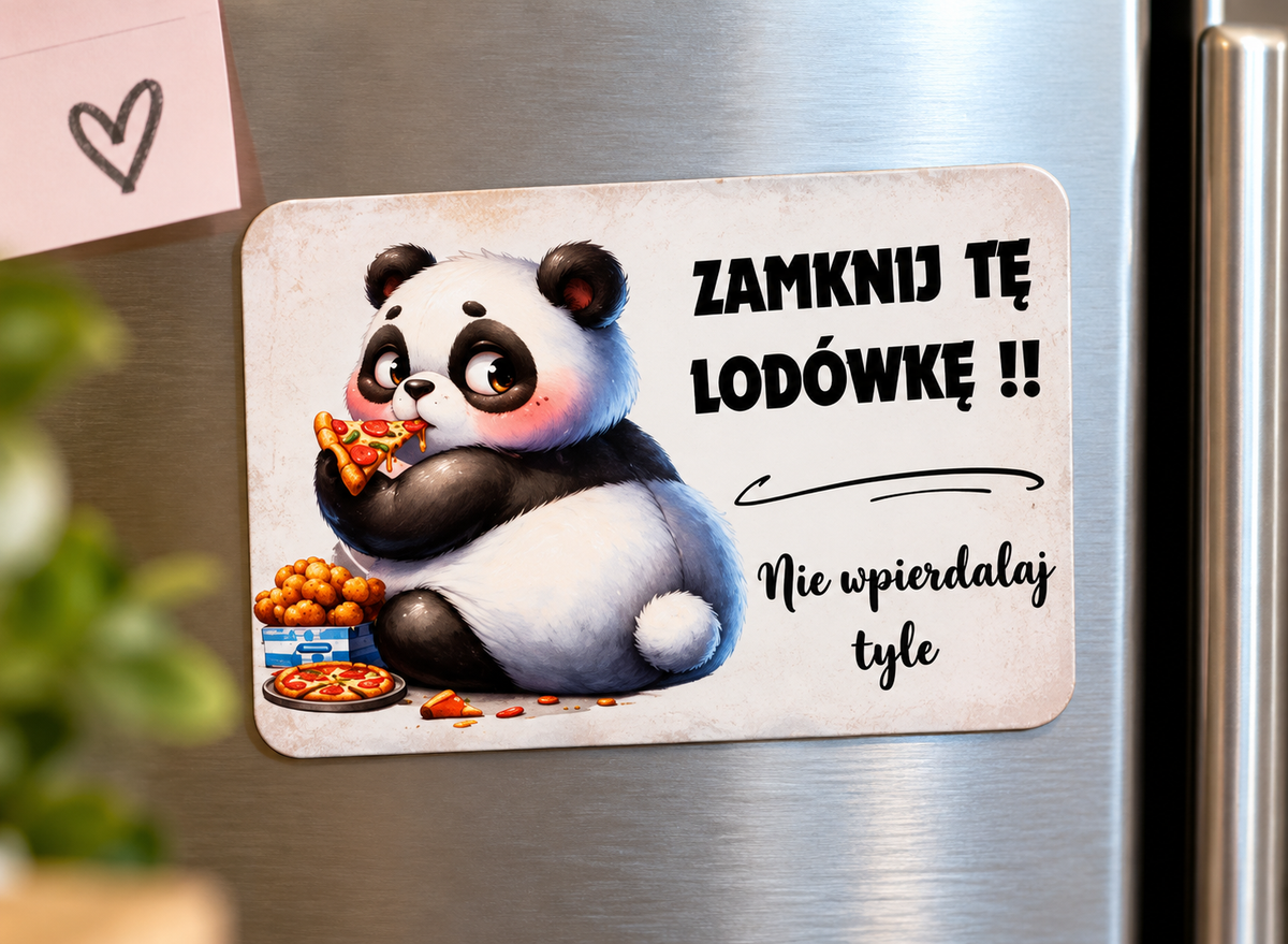 Śmieszny magnes na lodówkę 9,5 × 6,5 cm z pandą jedzącą pizzę i napisem „Zamknij tę lodówkę!! Nie wpierdalaj tyle”