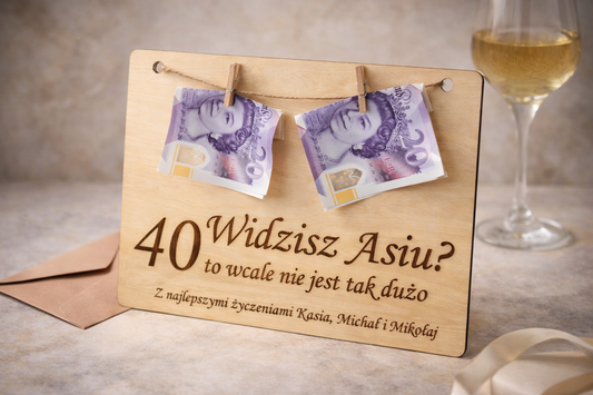 Drewniana kartka na pieniądze – personalizowany prezent na 40 urodziny