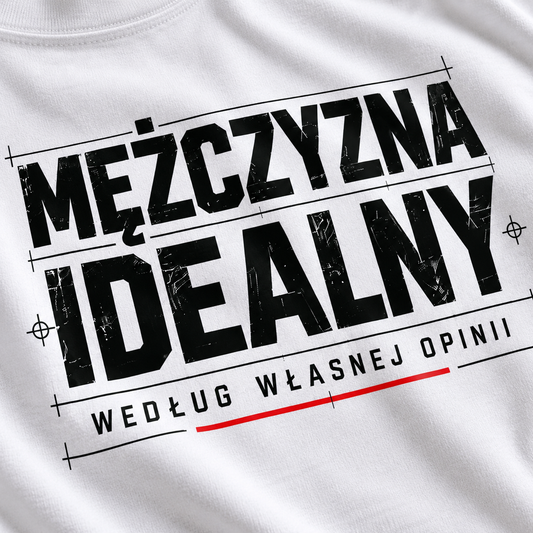 Zbliżenie nadruku Mężczyzna Idealny według własnej opinii na białej koszulce męskiej