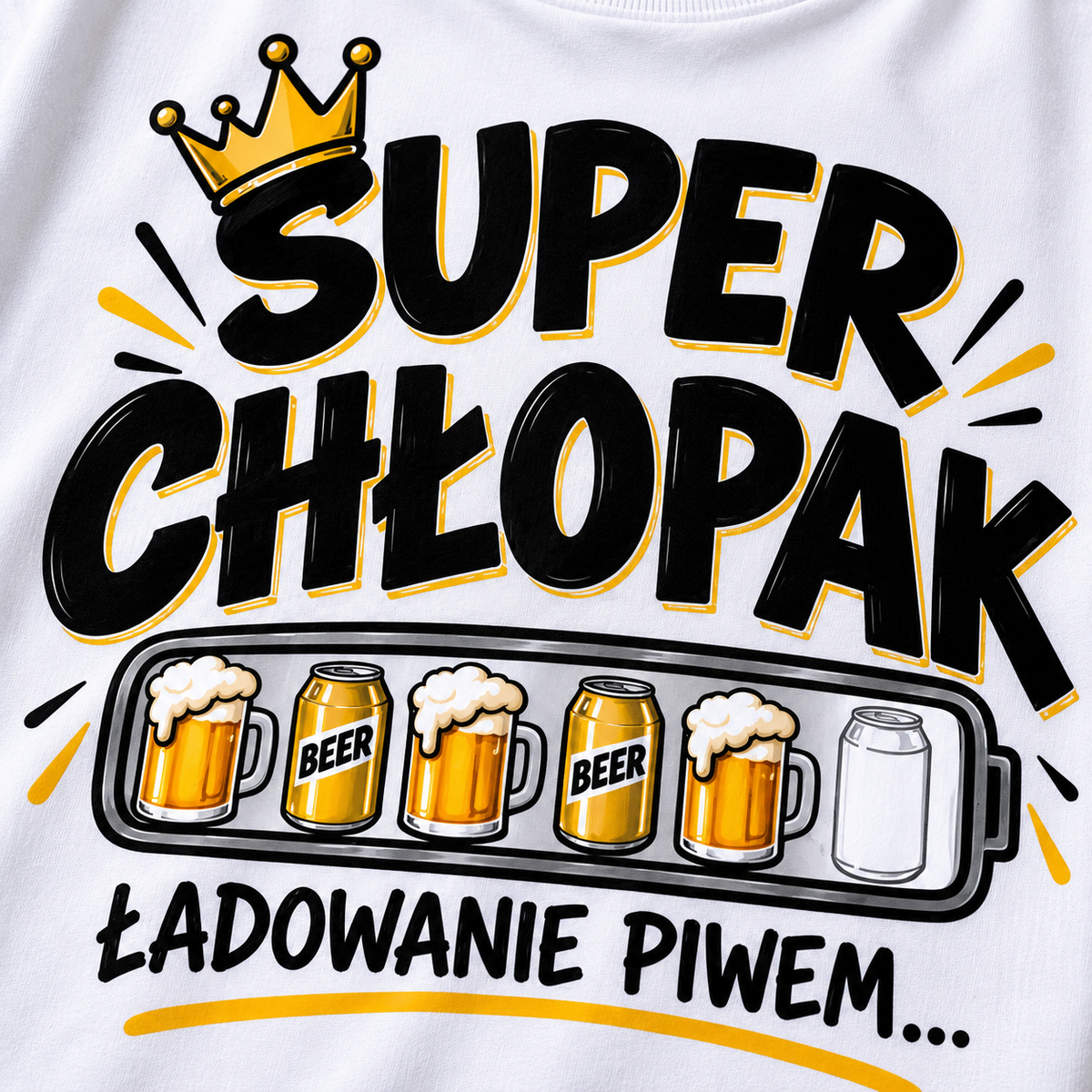 Zbliżenie nadruku Super Chłopak Ładowanie Piwem na białej koszulce męskiej