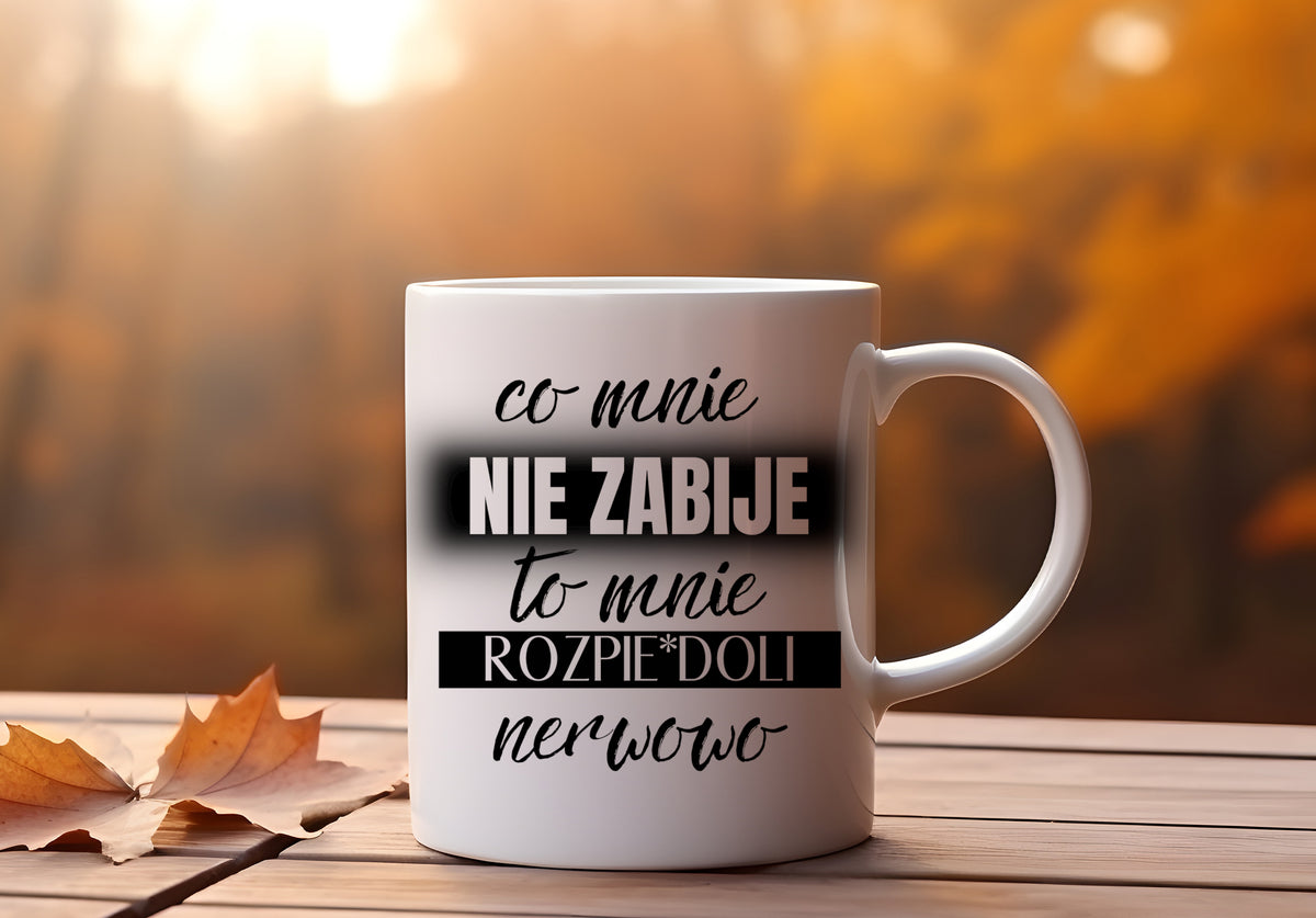 Biały kubek Co mnie nie zabije to mnie rozpierdoli nerwowo ze śmiesznym polskim nadrukiem