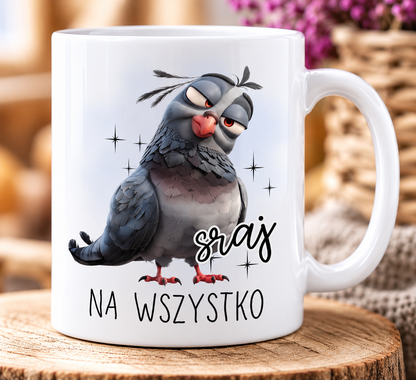 Zbliżenie nadruku sraj na wszystko z gołębiem na białym kubku