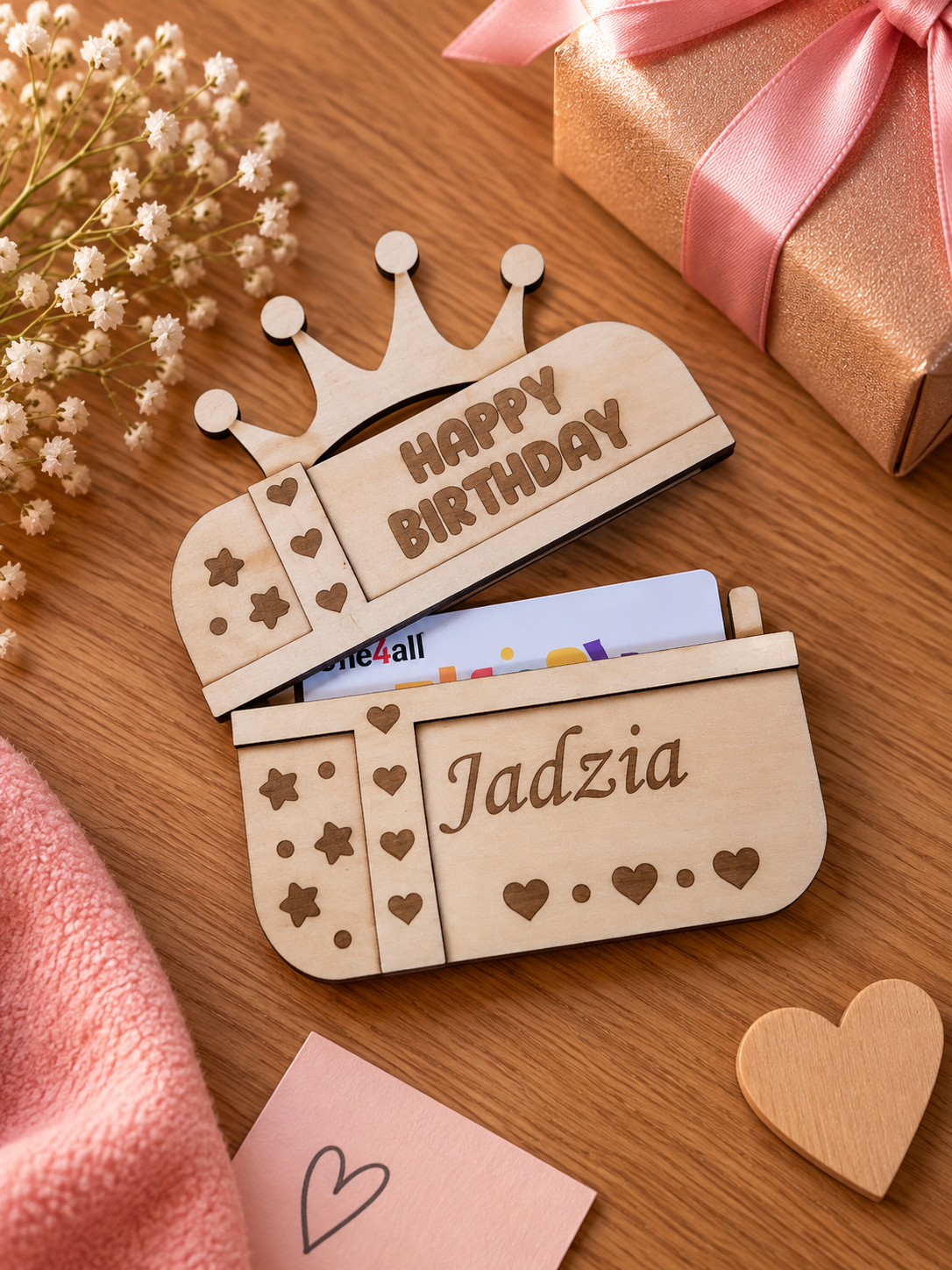 Otwarty drewniany holder na kartę podarunkową z personalizowanym imieniem