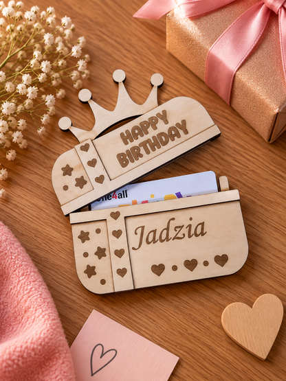 Otwarty drewniany holder na kartę podarunkową z personalizowanym imieniem