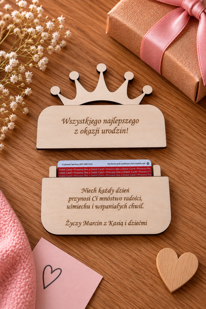 Drewniany holder na kartę podarunkową z personalizowanymi życzeniami